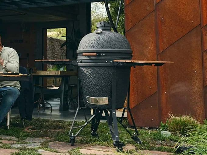 The Bastard Urban Large met uitgeklapte zijtafels in een tuin