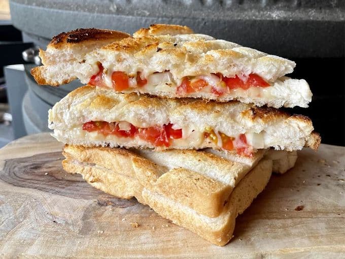 doorgesneden braai broodjies van de barbecue