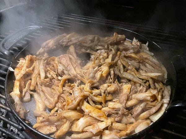 oesterzwammen die gebakken worden in een hete skillet op de barbecue