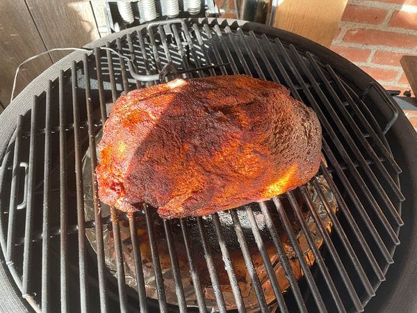 Een stuk procureur wat 4 uur op een barbecue rooster ligt