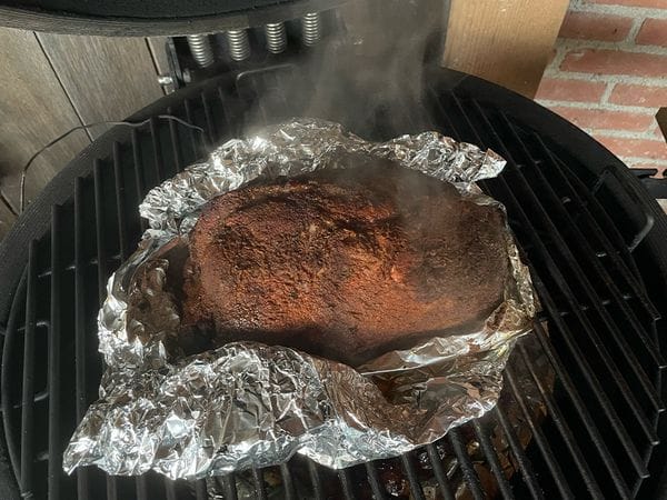 een procureur op de barbecue op een laag aluminiumfolie