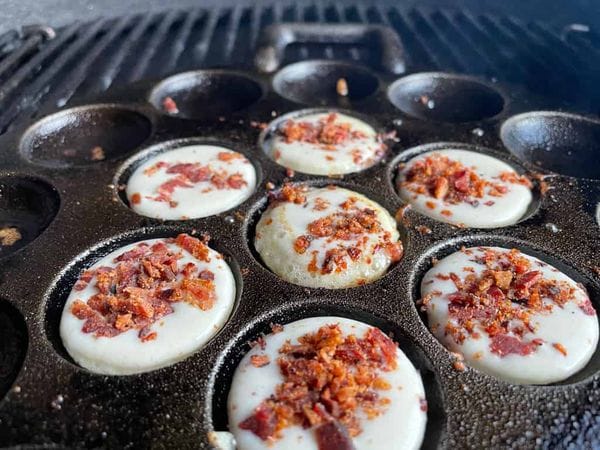 poffertjes met bacon crumble in een poffertjespan op de barbecue